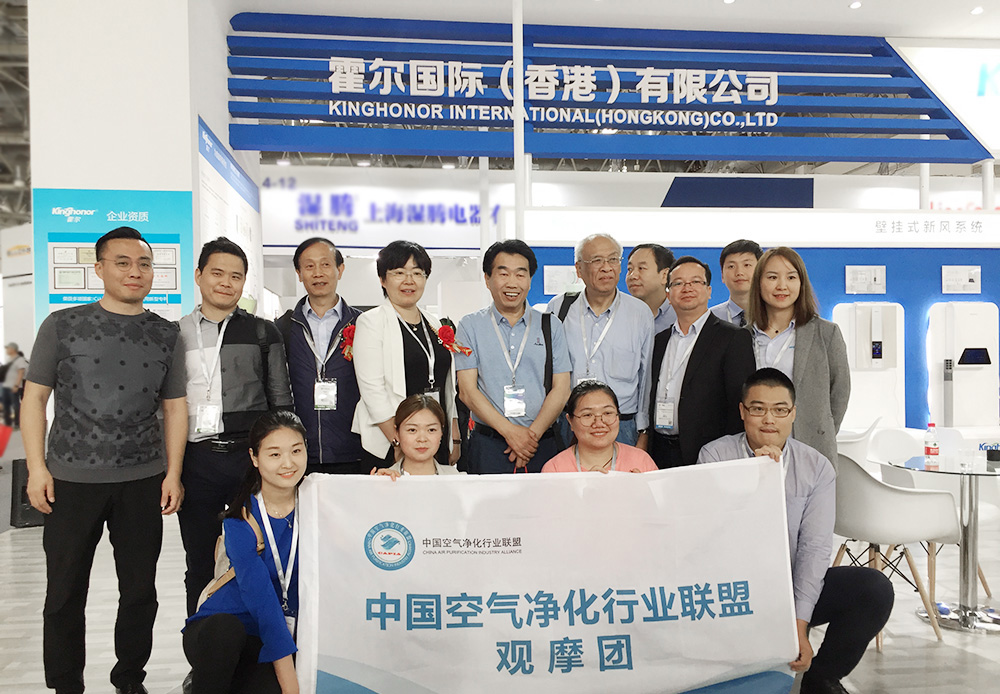 戴自祝教授携中国空气净化行业观摩团莅临霍尔新风展位