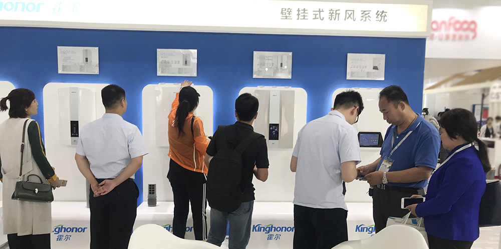 为客户讲解霍尔壁挂式新风净化机