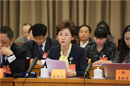 全国人大代表戴雅萍再次因“校园新风”火了